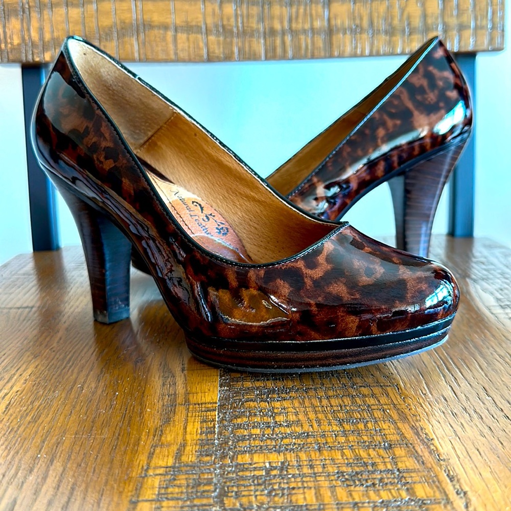Sofft wide tortoise platform pumps